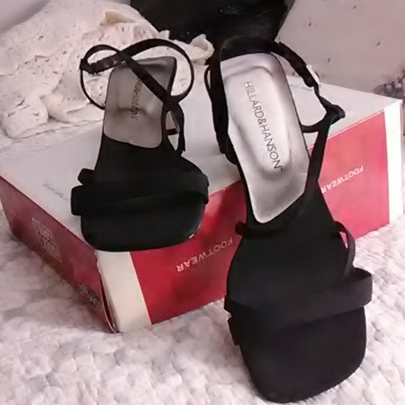 Hillard & Hanson strappy sandals